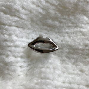 kisses ring silver